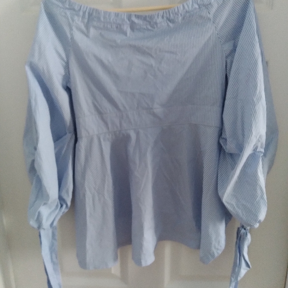 V neckline puff sleeve blouse - Picture 2 of 4